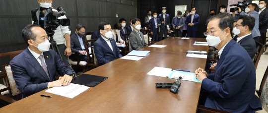 한덕수(오른쪽) 국무총리가 22일 오전 세종시 정부세종청사에서 추경호(왼쪽) 경제부총리 등 경제 관련 부처 장관들과 함께 경제전략회의를 하고 있다. 연합뉴스